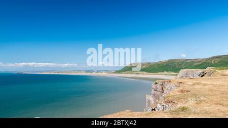 Rhossili Bay, The Gower, Wales, an einem sonnigen Sommertag. Rhossili liegt an der Küste von Südwales und ist einer der besten Strände der Welt Stockfoto