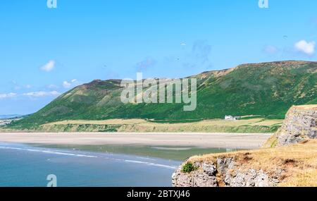 Rhossili Bay, The Gower, Wales, an einem sonnigen Sommertag. Rhossili liegt an der Küste von Südwales und ist einer der besten Strände der Welt Stockfoto