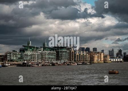 Wohnwohnungen an der Themse, London. Das Wetter ist bewölkt und stürmisch Stockfoto