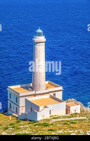 Vertikaler Hintergrund des Leuchtturms mit Blick auf das Meer in Italien Stockfoto