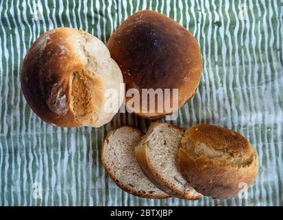 Frisch gebackenes Brotscheiben auf dem Tisch. Stockfoto