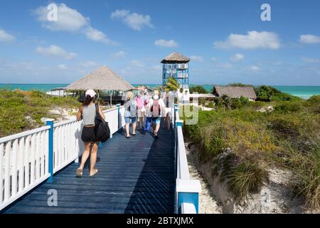 Holzweg, der von der Straße zum Strand von playa Pilar, Cayo Guillermo auf der Jardine del Rey, Kuba. Stockfoto