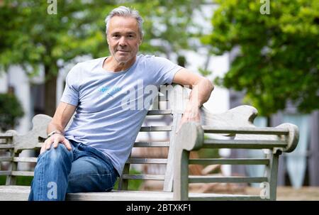 Utting, Deutschland. Mai 2020. EXKLUSIV - Hannes Jaenicke, Schauspieler, sitzt während eines Fotoshootings in seinem Garten. Jaenicke rät vom Lachsessen ab. Für eine ZDF-Dokumentation hat sich der Schauspieler mit dem Fisch beschäftigt. Der Film "Hannes Jaenicke: In Aktion für den Lachs" wird am 16. Juni um 10.15 Uhr im ZDF ausgestrahlt. Kredit: Sven Hoppe/dpa/Alamy Live News Stockfoto