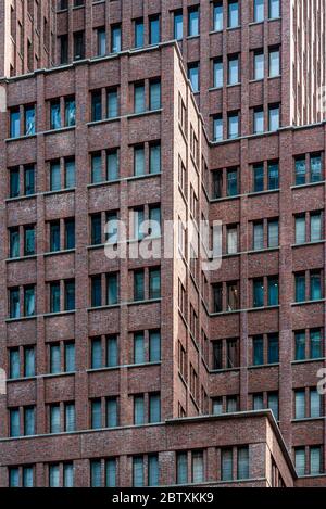 Vollrahmen Muster der Fenster in Bürogebäude mit Backstein-Fassade. Berlin, Deutschland. Abstrakter Hintergrund Stockfoto