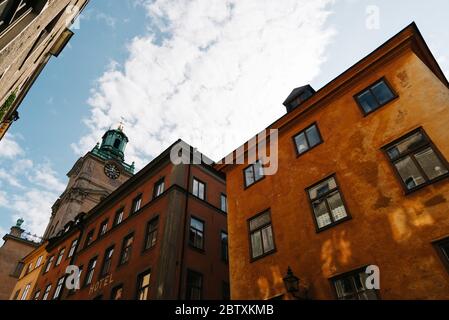 Niedrige Winkelansicht der alten Gebäude in Gamla Stan, der alten mittelalterlichen Stadt von Stockholm Stockfoto