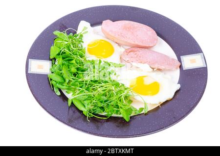 Spiegeleier, Würstchen, frischer grüner Salat, Frühstück. Studio-Foto Stockfoto