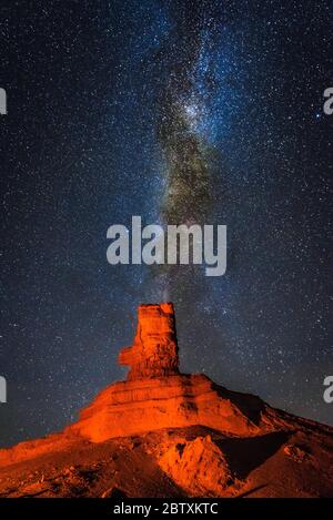 Felsformation in der Nacht mit Sternenhimmel und Milchstraße, Chermen Tsav, Umnugobi Provinz, Mongolei Stockfoto