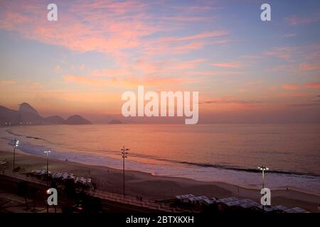 Atemberaubende Panorama-Luftaufnahme des Copacabana-Strandes bei Sonnenuntergang, Rio de Janeiro, Brasilien, Südamerika Stockfoto