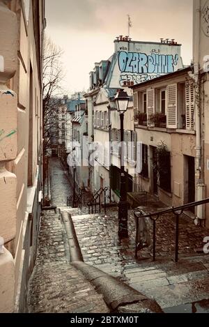 Verregnete Treppen, schmale Gasse in Montmartre, Paris, Frankreich Stockfoto