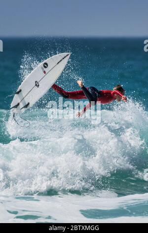 Spektakuläre Action, während ein junger Surfer im Fistral in Newquay in Cornwall auftauchte. Stockfoto