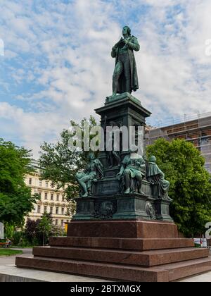 Das Denkmal von Friedrich Schiller in Wien (Österreich) an einem sonnigen Frühlingstag Stockfoto