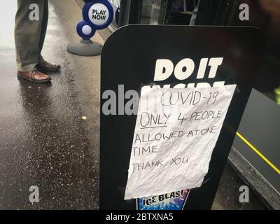 Shopping-Distanzmarkierungen, während der Coronavirus-Pandemie, Glasgow, Schottland, am 18. Mai 2020. Stockfoto