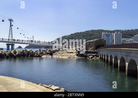 Busan, Südkorea, 14. September 2019: Brücken und Felsformationen in der Nähe des Songdo-Strandes Stockfoto