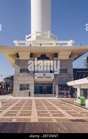 Busan, Südkorea, 14. September 2019: Eingang zum Busan Tower mit Menschen, die in der Nähe sind Stockfoto