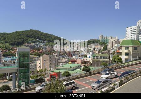 Busan, Südkorea, 14. September 2019: Blick auf die Straße mit fahrenden Autos und Architektur der Stadt Stockfoto