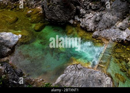 Der Clear Mountain River Fließt Über Den Damm Zwischen Den Felsen Stockfoto