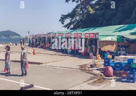 Busan, Südkorea, 14. September 2019: Kleiner Fischmarkt auf dem Parkplatz des Amnam Parks mit Meerblick Stockfoto