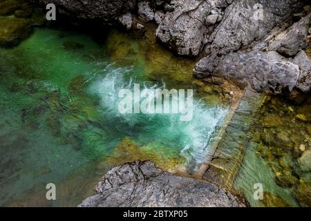 Der Clear Mountain River Fließt Über Den Damm Zwischen Den Felsen Stockfoto