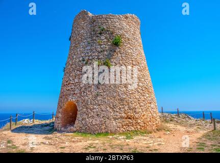 Alte Aussichtsturm steinerner Wachturm von Sant Emiliano in Salento , Apulien Region - Italien Stockfoto