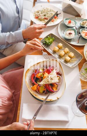 Dame und Herr genießen leckeres Essen im Café Stockfoto
