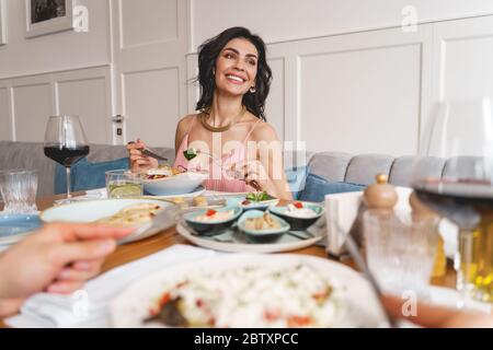 Attraktive junge Frau beim Abendessen im Restaurant Stockfoto