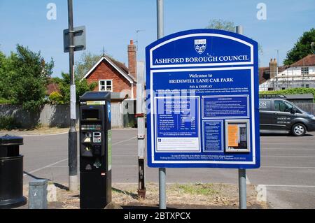 Eine Zahlstelle am Bridewell Lane Parkplatz in Tenterden in Kent, England am 27. Mai 2020. Stockfoto