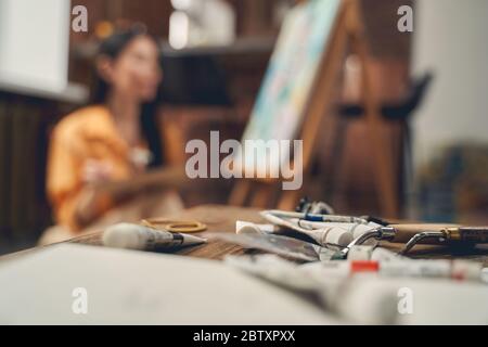 Röhren von Farbe und Palette Messer auf dem Tisch in Home Art Studio Stockfoto