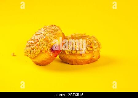 Gourmet-Donuts mit Erdbeermarmelade-Gelee-Füllung Stockfoto