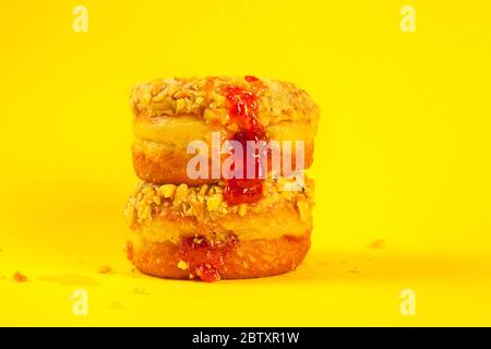 Gourmet-Donuts mit Erdbeermarmelade-Gelee-Füllung Stockfoto