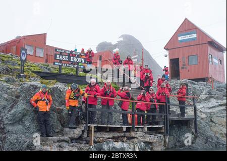 Touristen an der Basis Brown antarctic Station warten auf ihre Rückkehr zu ihrem Schiff gebracht werden Stockfoto