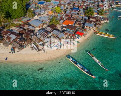 Ein Drohnenfoto von Bajau Meer Zigeunerhütten und Booten auf einem Strand auf Mabul Island, Sabah, Borneo, Malaysia. Stockfoto
