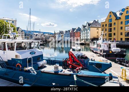 Alesund, Norwegen - Juni 2019: Sommeransicht der Hafenstadt Alesund an der Westküste Norwegens, am Eingang zum Geirangerfjord. Alte Architektur von Stockfoto