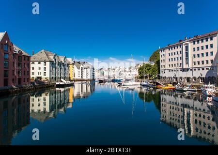 Alesund, Norwegen - Juni 2019: Sommeransicht der Hafenstadt Alesund an der Westküste Norwegens, am Eingang zum Geirangerfjord. Alte Architektur von Stockfoto