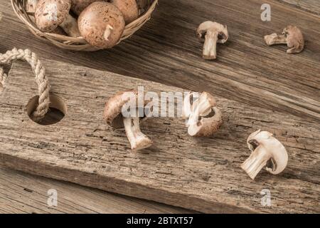 Champignons auf einem Holzbrett auf dem Tisch geschnitten Stockfoto