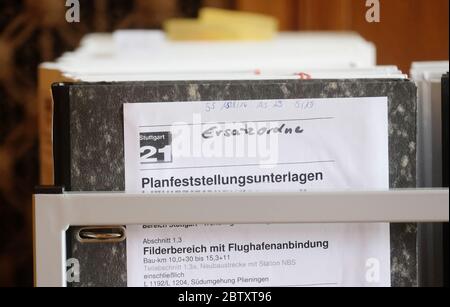 Leipzig, Deutschland. Mai 2020. Die Aktenordner befinden sich in einer Halle des Bundesverwaltungsgerichts. Hier wird am Donnerstag ein Teil der Planung für das Großprojekt Stuttgart 21 zu hören sein. Es handelt sich um den Neubau des U-Bahnhofes am Flughafen und der südlichen Umgehungsstraße Plieningen. Der Naturschutzbund (NABU) Stuttgart und der Filder Schutzverein hatten gegen den Planungsbeschluss Beschwerde eingelegt. Quelle: Sebastian Willnow/dpa-Zentralbild/dpa/Alamy Live News Stockfoto