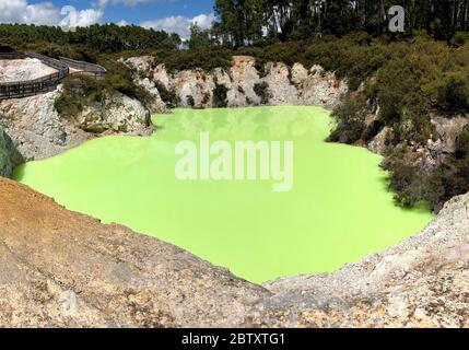 Teufelsbad im Waiotapu Thermal Wonderland, auch Wai-O-Tapu, Rotorua, Nordinsel, Neuseeland Stockfoto