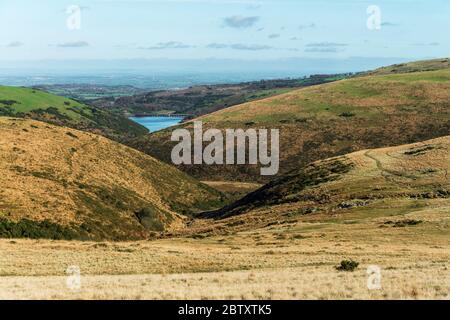 Die Hügelkonturen, die von Vellake Brook und dem West Okement River über dem Meldon Reservoir, Datrmoor National Park, Devon, England, Großbritannien, gebildet werden. Stockfoto