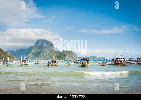 Morgen Szene am El Nido Beach, El Nido, Palawan, Philippinen, während die Tagesboote vorbereiten, um Touristen zu den Inseln und Stränden zu bringen. Stockfoto