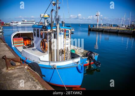 Vitte, Deutschland. Mai 2020. Fischkutter im Hafen auf der Ostseeinsel Hiddensee. Quelle: Jens Büttner/dpa-Zentralbild/ZB/dpa/Alamy Live News Stockfoto