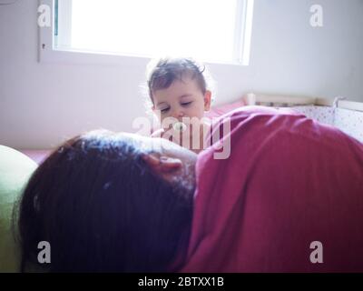 Das junge Kleinkind interagiert mit ihrer Mutter Stockfoto