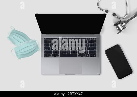 Gesundheitskonzept mit Laptop-OP-Maske und Stethoskop auf dem isolierten weißen Hintergrund. Stockfoto