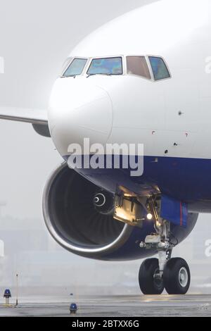 Schlechtes Wetter, Luftfahrt, Transport, Reisekonzept. Nahaufnahme eines Großkörperflugzeugs, das nach der Landung auf der Landebahn taxiert, wolkenarme Bedingungen, schlechte Sichtverhältnisse Stockfoto