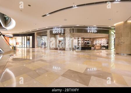 Inneneinrichtung des Orchard ION Einkaufszentrums. Gucci Ladenfront. Keine Personen. Orchard Road. Singapur Stockfoto