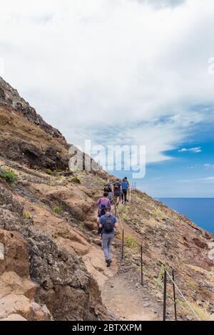 Ponta Sao Lourenco, Portugal - Mai 2020: Überfüllter Wanderweg auf Ponta de Sao Lourenco, Canical, Madeira. Stockfoto