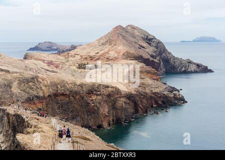 Ponta Sao Lourenco, Portugal - Mai 2020: Überfüllter Wanderweg auf Ponta de Sao Lourenco, Canical, Madeira. Stockfoto