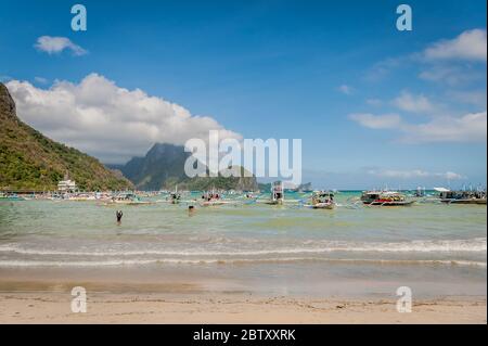 Morgen Szene am El Nido Beach, El Nido, Palawan, Philippinen, während die Tagesboote vorbereiten, um Touristen zu den Inseln und Stränden zu bringen. Stockfoto