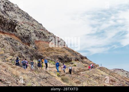 Ponta Sao Lourenco, Portugal - Mai 2020: Überfüllter Wanderweg auf Ponta de Sao Lourenco, Canical, Madeira. Stockfoto