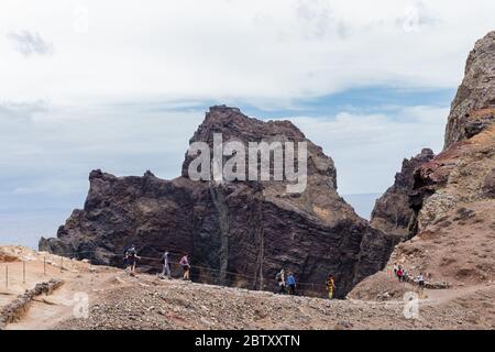 Ponta Sao Lourenco, Portugal - Mai 2020: Überfüllter Wanderweg auf Ponta de Sao Lourenco, Canical, Madeira. Stockfoto