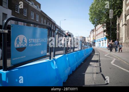 London, Camden Town, 29. Mai 2020, in Vorbereitung auf die Lockerung der pandemischen Sperre London Bürgermeister Sadiq Khan führt Straßenraum Bürgersteig Erweiterung Stockfoto