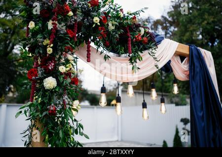 Hochzeitspark mit Blumen im Park für eine Hochzeitszeremonie am Hochzeitstag angeordnet Stockfoto